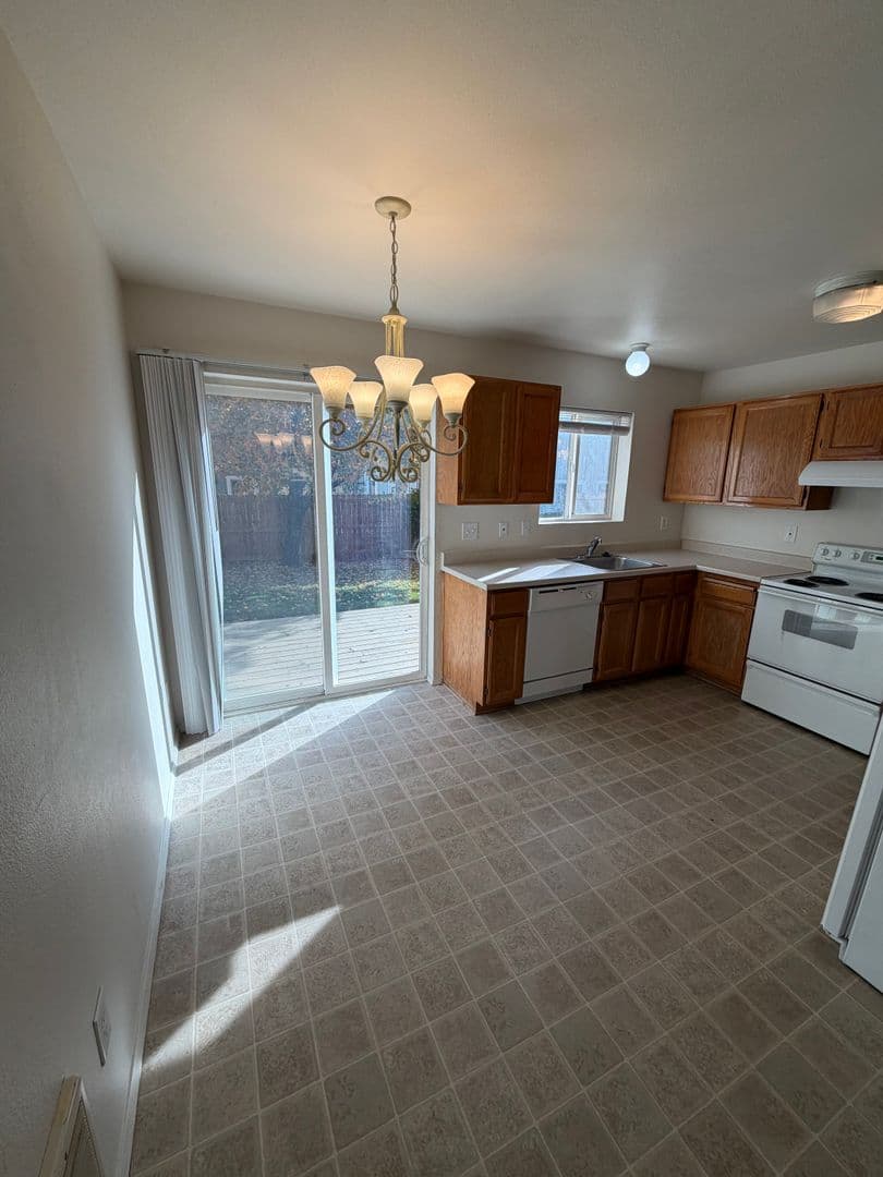 Redmond Townhome: 2053 SW Timber Ave