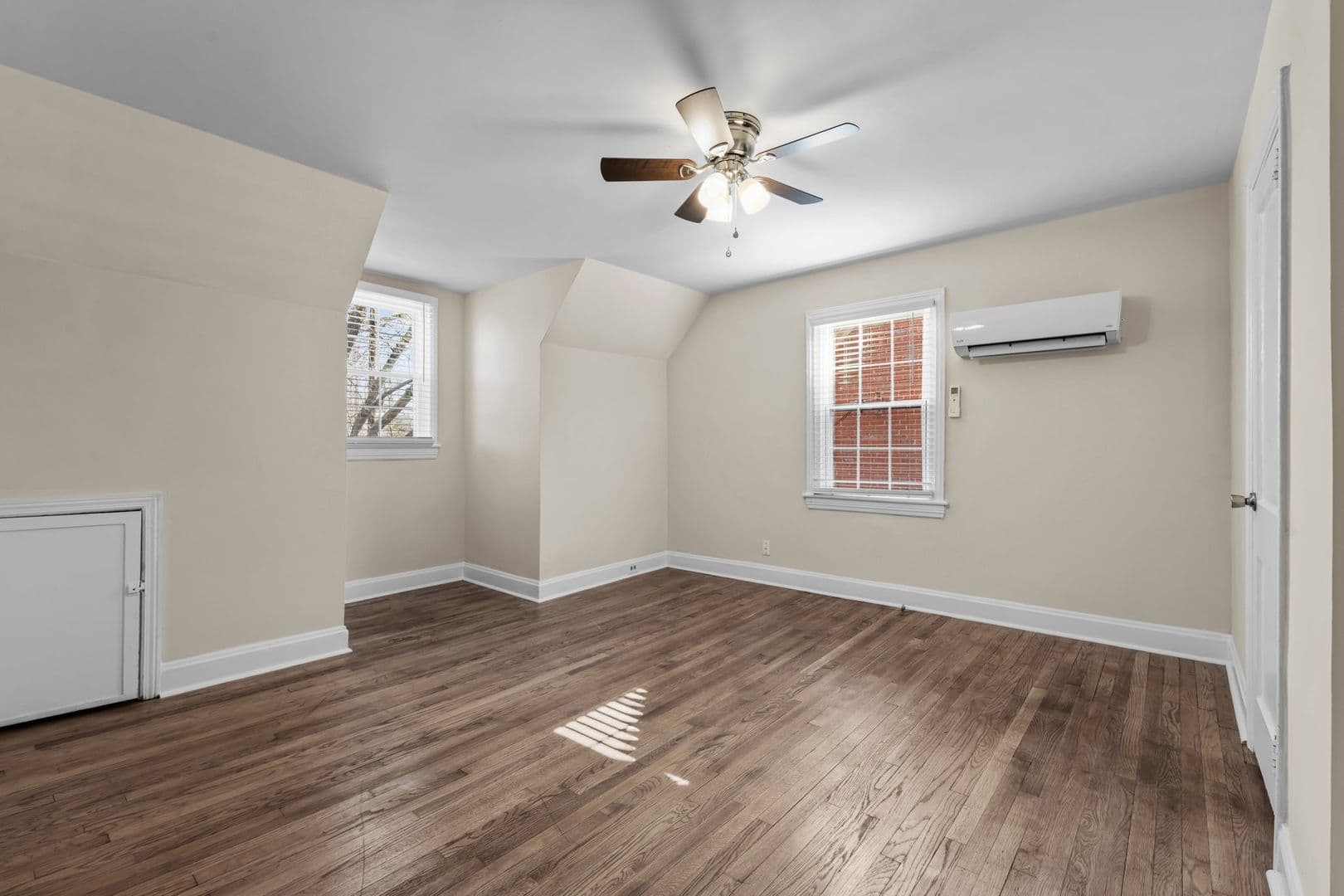 Durham House: 906 Clarendon St  - Unit A