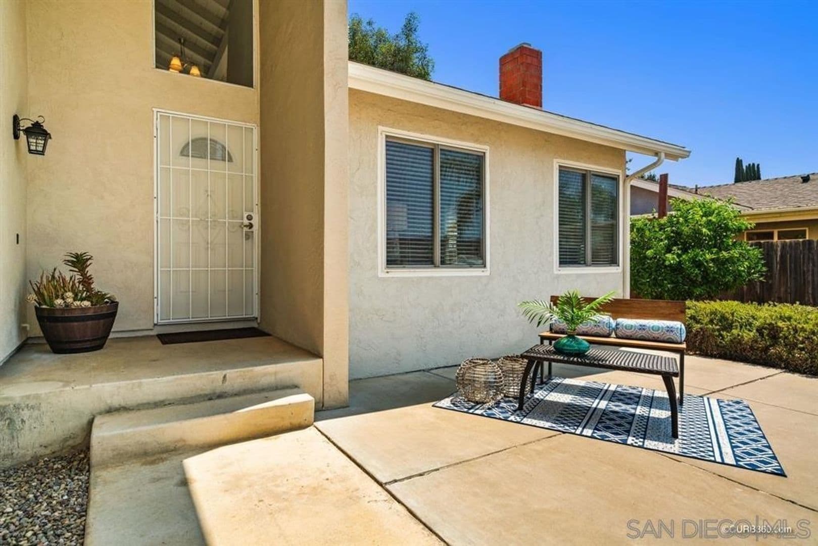 Santee House: 10351 Cadwell Rd