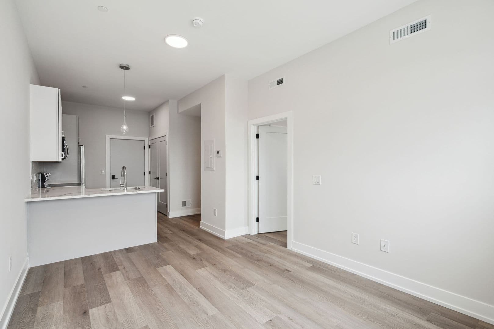 Philadelphia Apartment: 342 W Girard Ave
