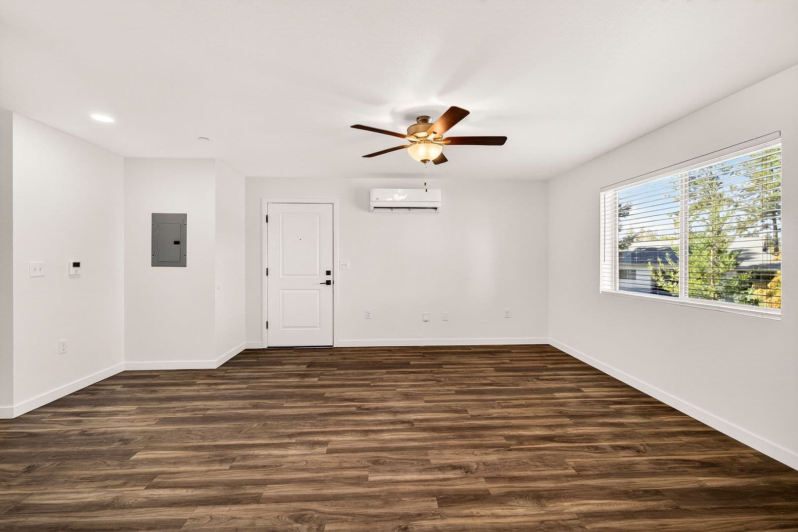 Paradise Apartment: 1220-1230 Elliott Road