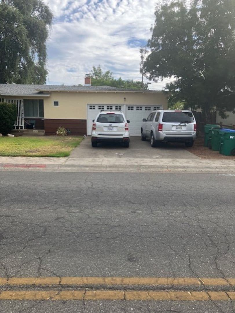 Chico House: 870 Moss Ave