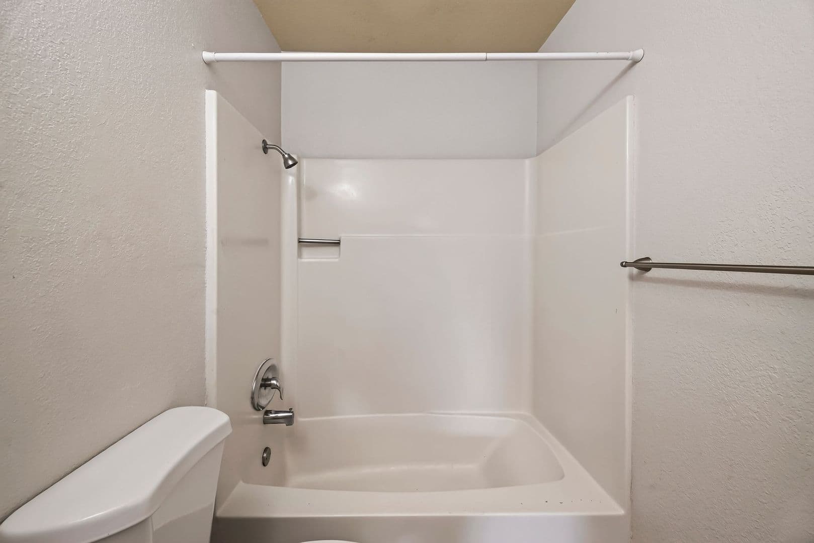 Woodland Apartment: 404 W. Cross St.