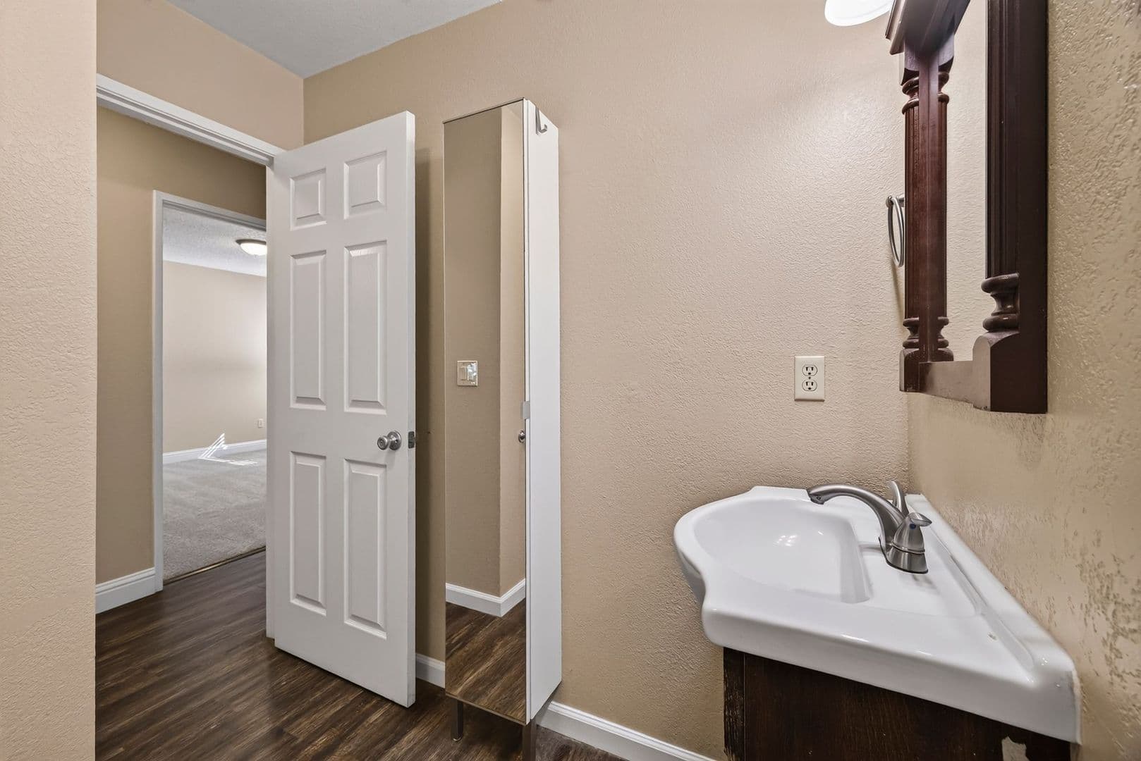 Davis Apartment: 5251 Glide Drive