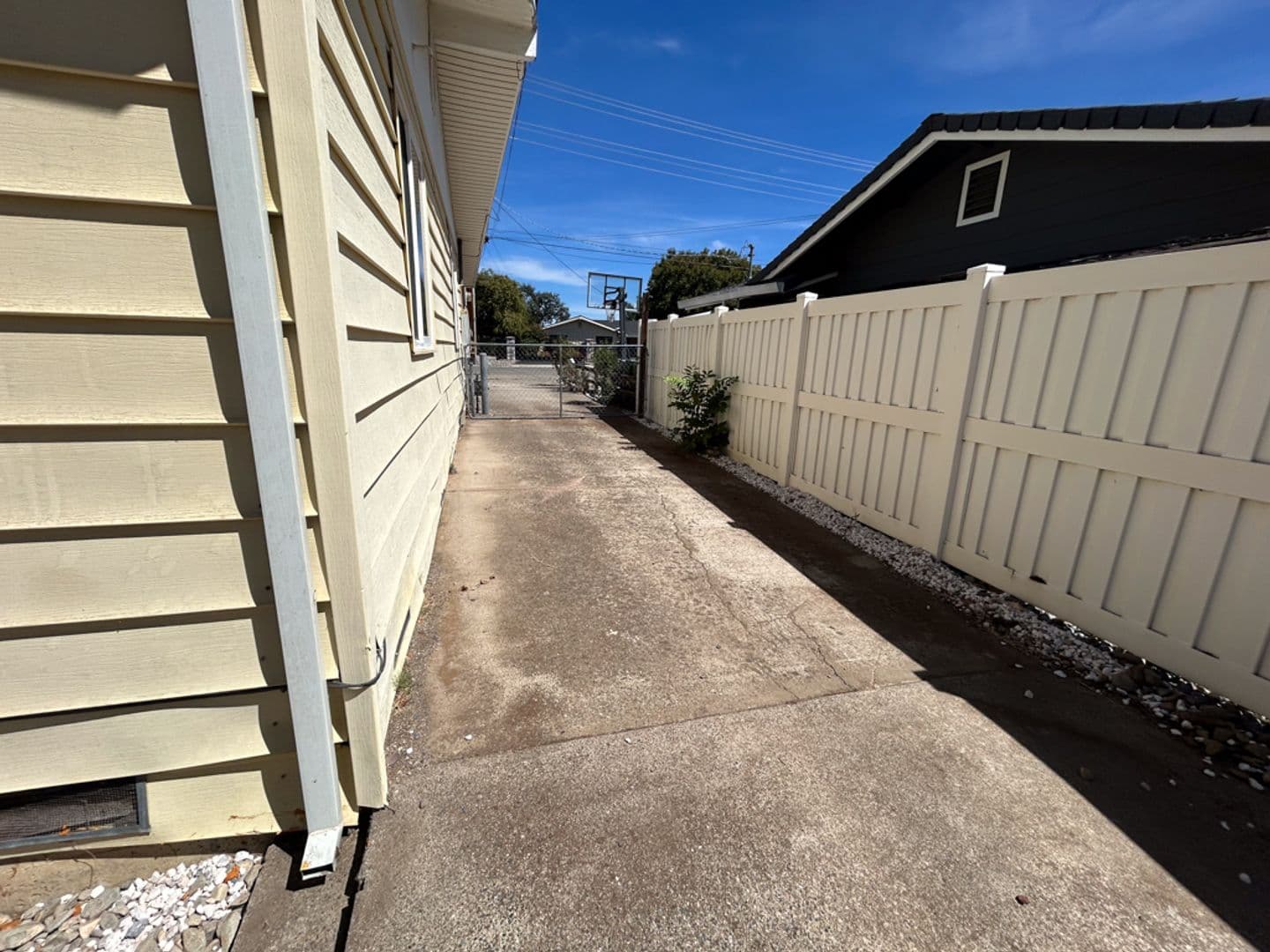 Redding House: 6762 Riverside Dr,