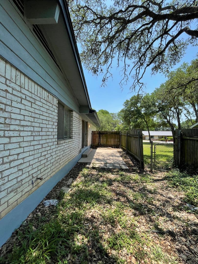 Austin Apartment: 914 Beaver Trail