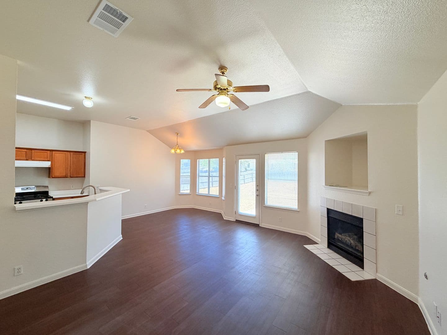 Hutto House: 124 Estate Cove