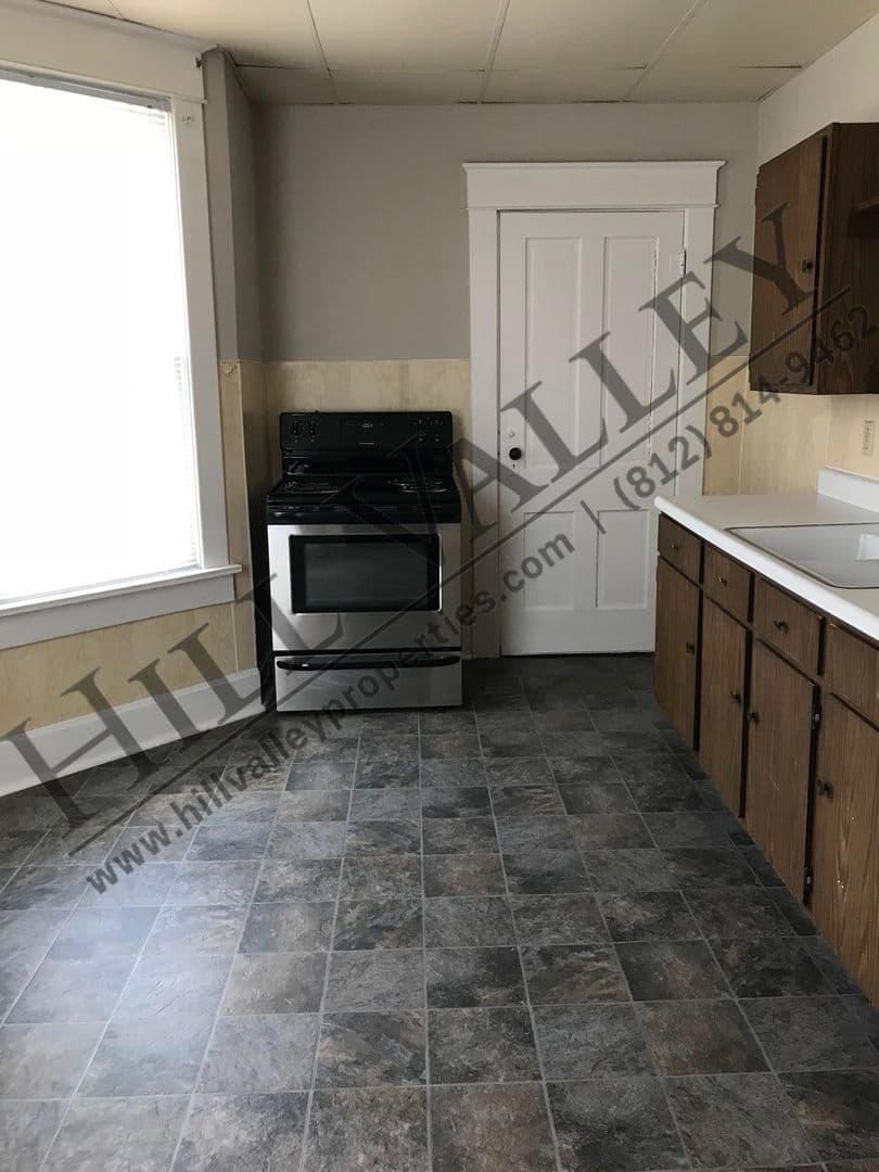 Terre Haute Apartment: 929 S 5th St