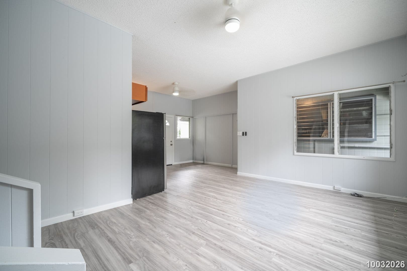 Honolulu House: 1583 Kalaepaa Dr C (Upstairs)