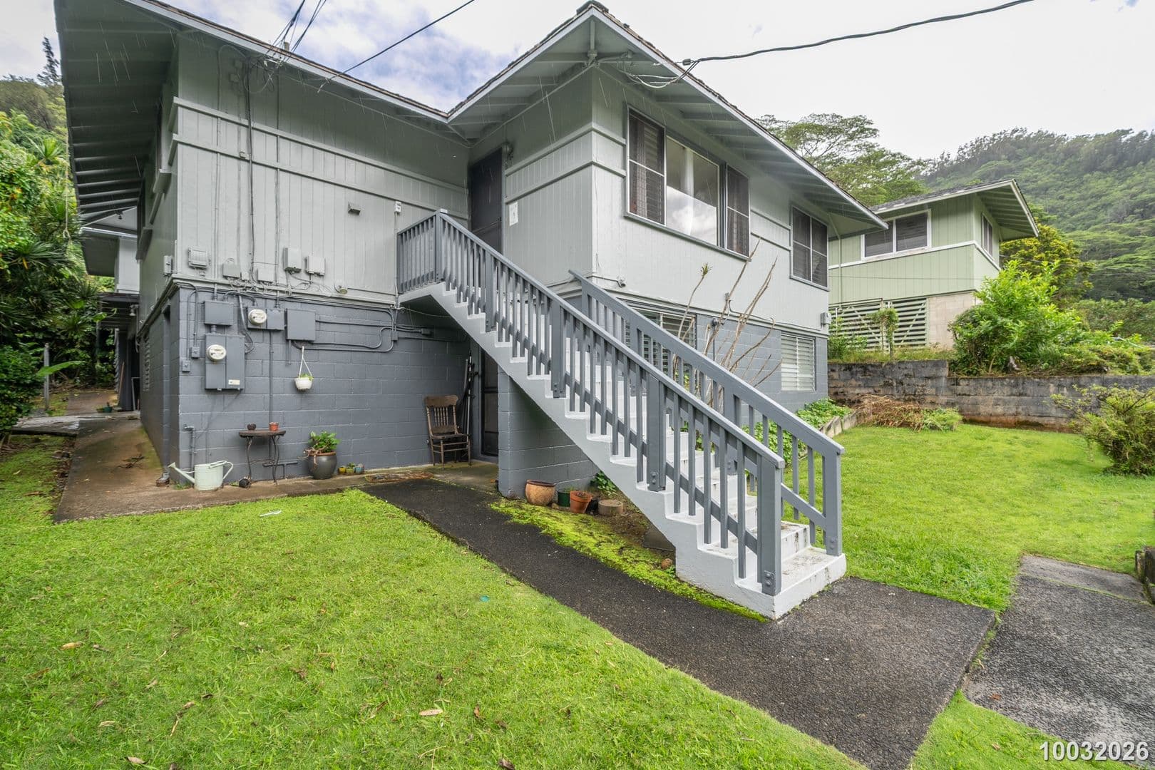 Honolulu House: 1583 Kalaepaa Dr C (Upstairs)