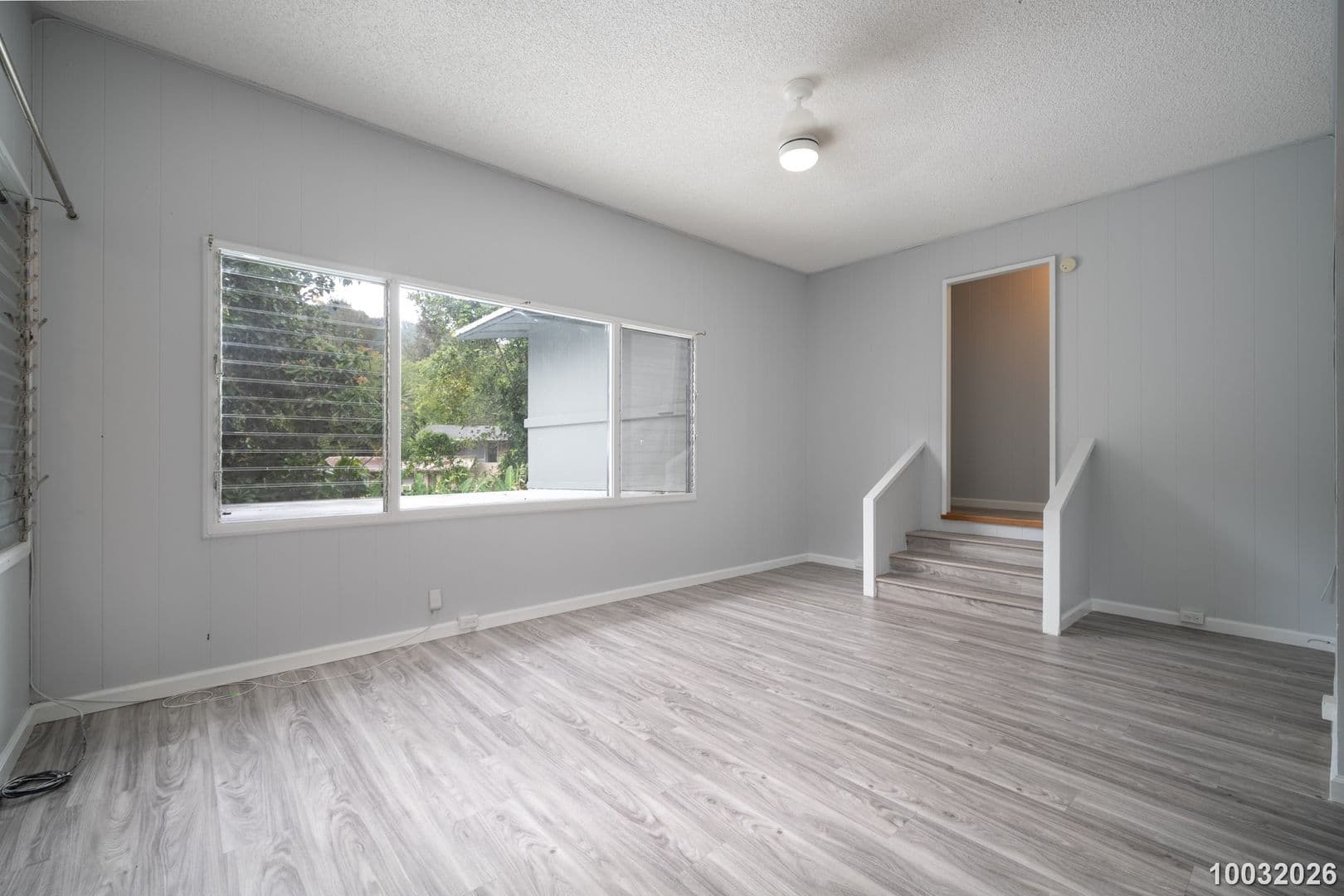 Honolulu House: 1583 Kalaepaa Dr C (Upstairs)
