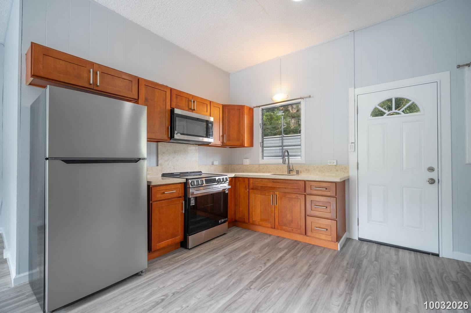 Honolulu House: 1583 Kalaepaa Dr C (Upstairs)