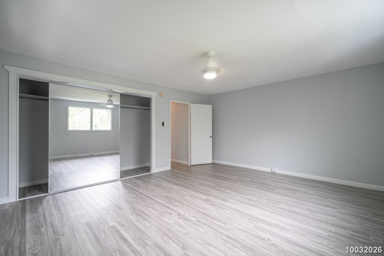 Honolulu House: 1583 Kalaepaa Dr C (Upstairs)