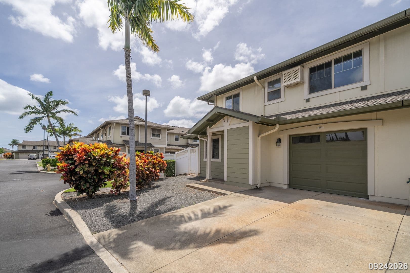 Kapolei House: 91-1195 Kaiau Ave. #1207