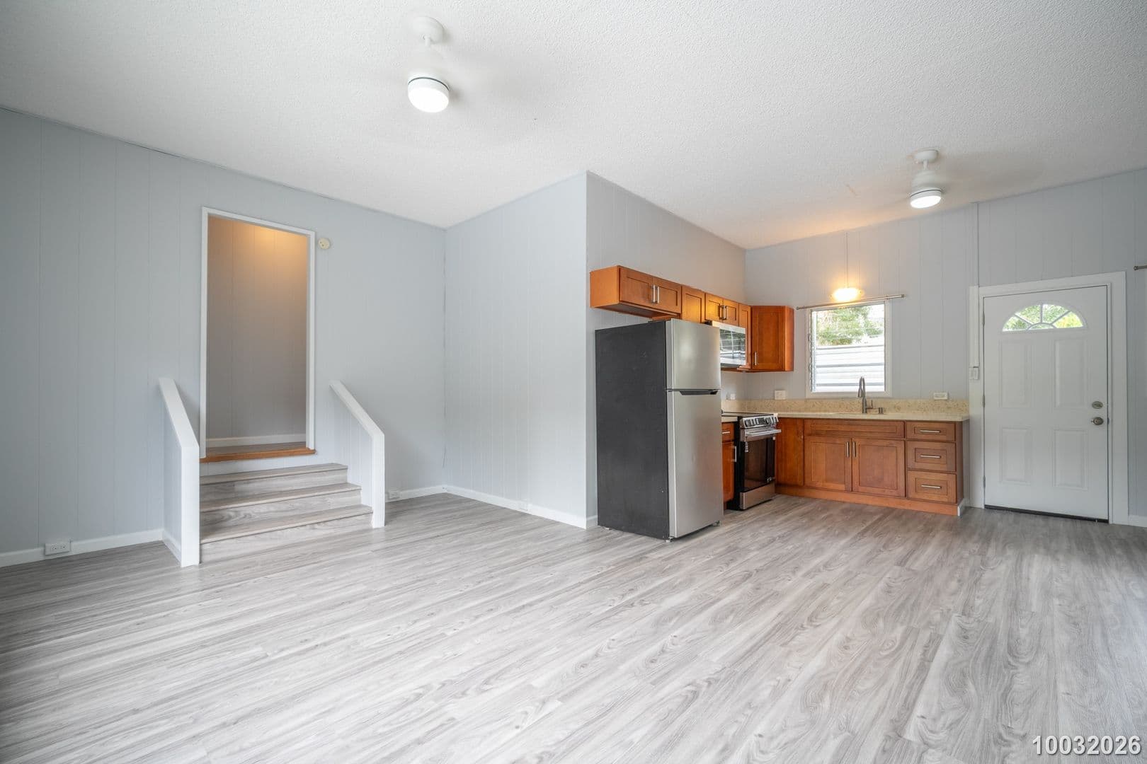 Honolulu House: 1583 Kalaepaa Dr C (Upstairs)