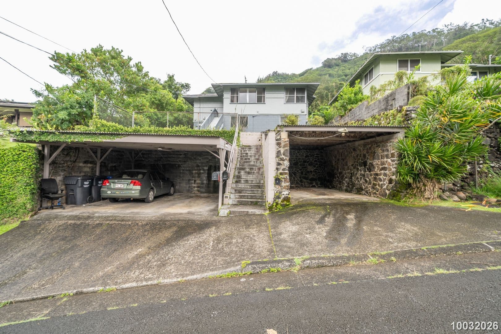 Honolulu House: 1583 Kalaepaa Dr C (Upstairs)