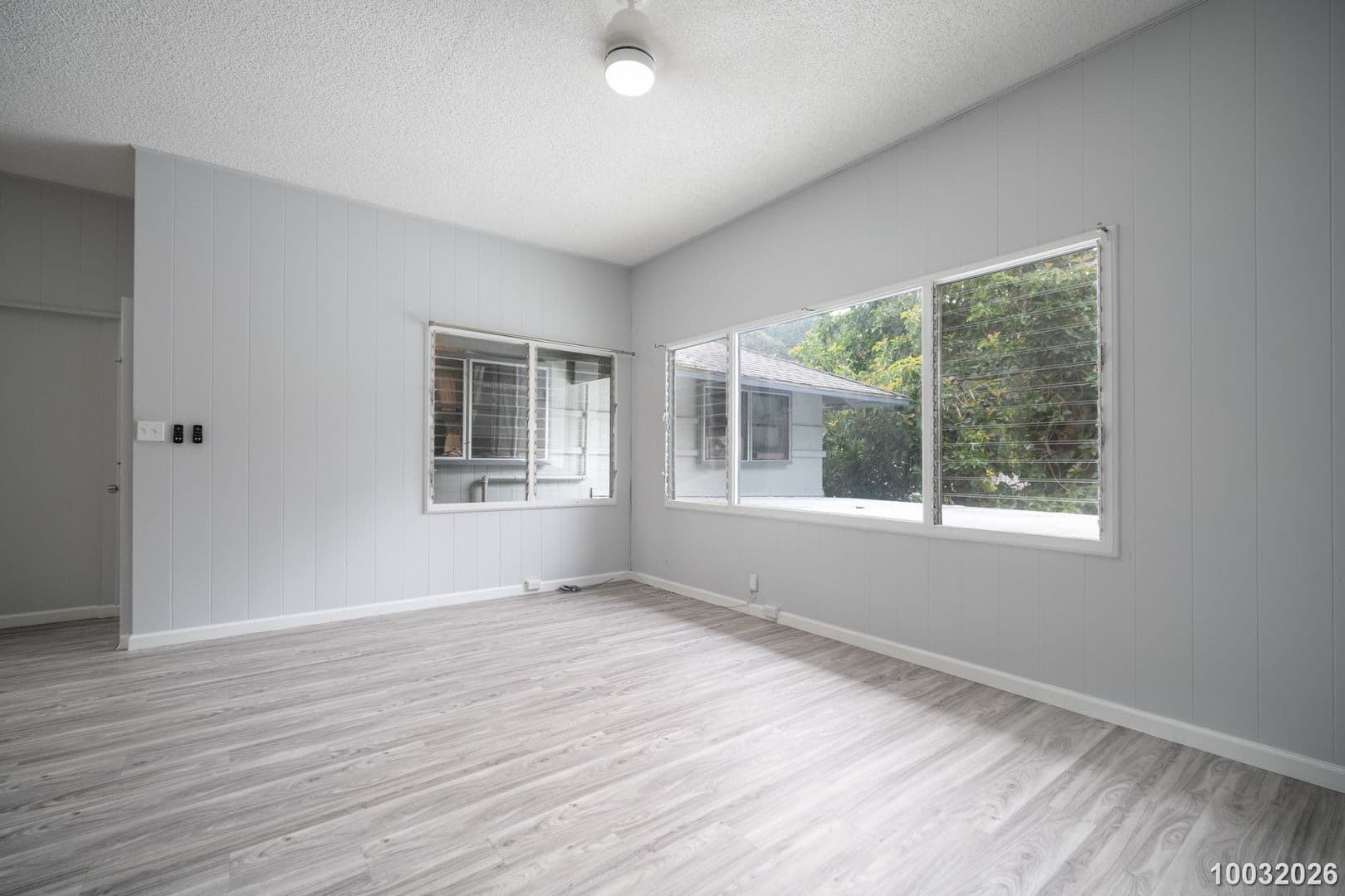 Honolulu House: 1583 Kalaepaa Dr C (Upstairs)