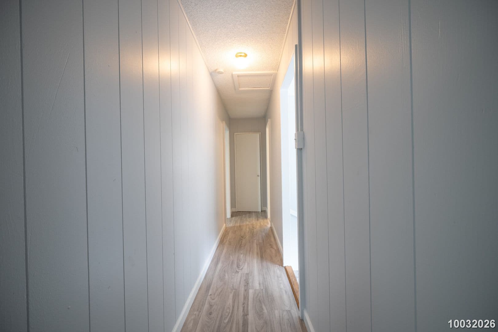 Honolulu House: 1583 Kalaepaa Dr C (Upstairs)