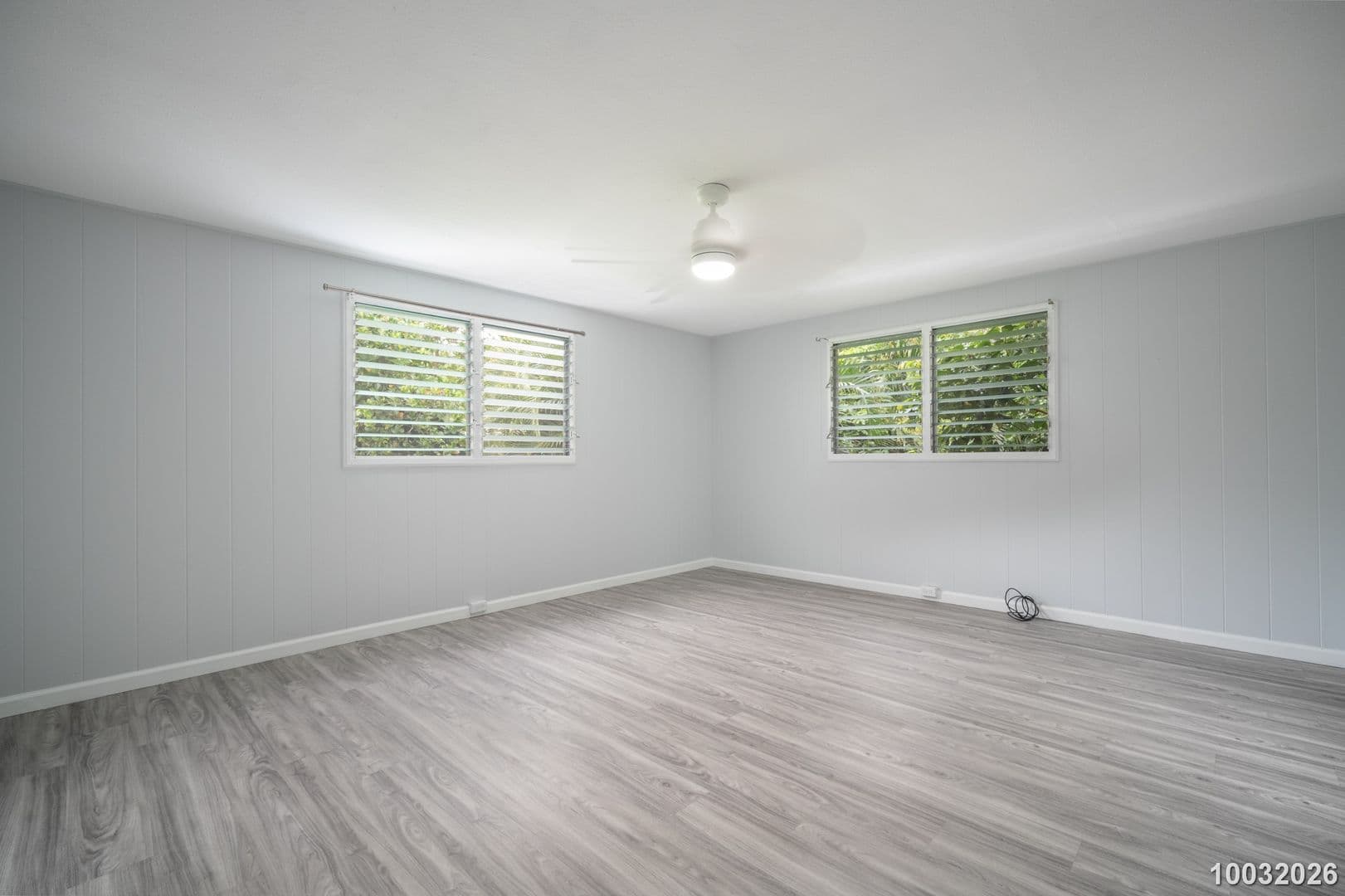 Honolulu House: 1583 Kalaepaa Dr C (Upstairs)