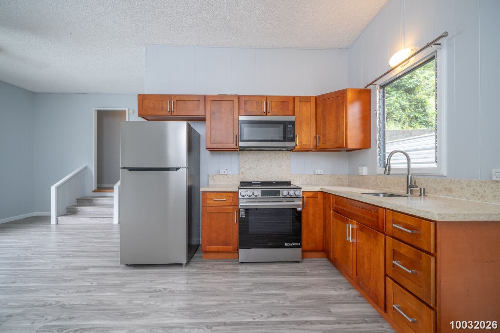 Honolulu House: 1583 Kalaepaa Dr C (Upstairs)