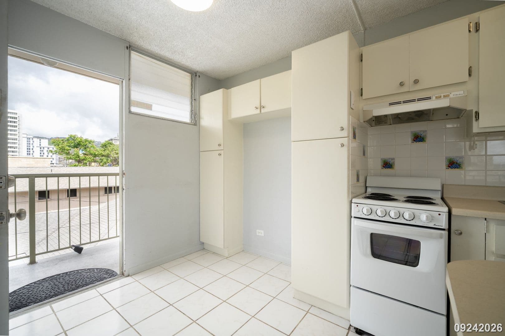 Honolulu House: 727 University Ave #201