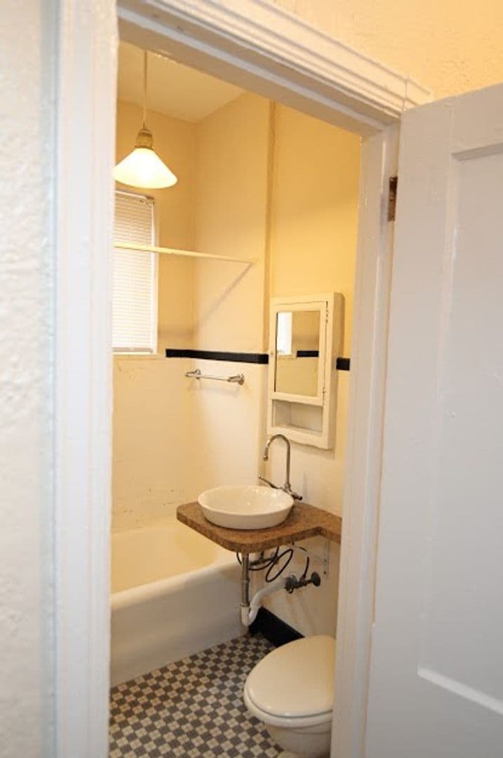 Birmingham Apartment: 2124 Highland Ave South