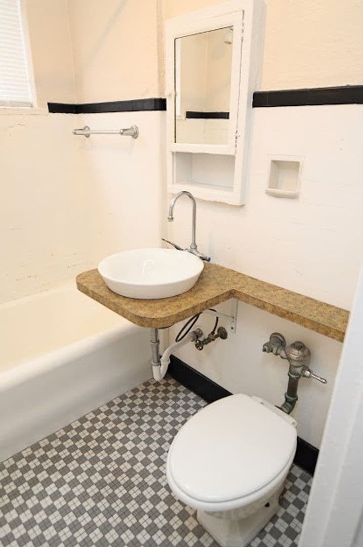 Birmingham Apartment: 2124 Highland Ave South