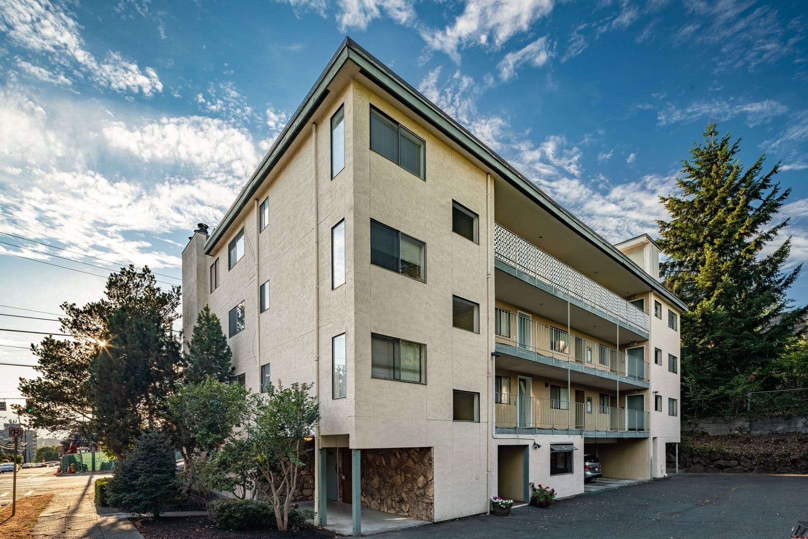 Seattle Apartment: 7000 Roosevelt Way NE