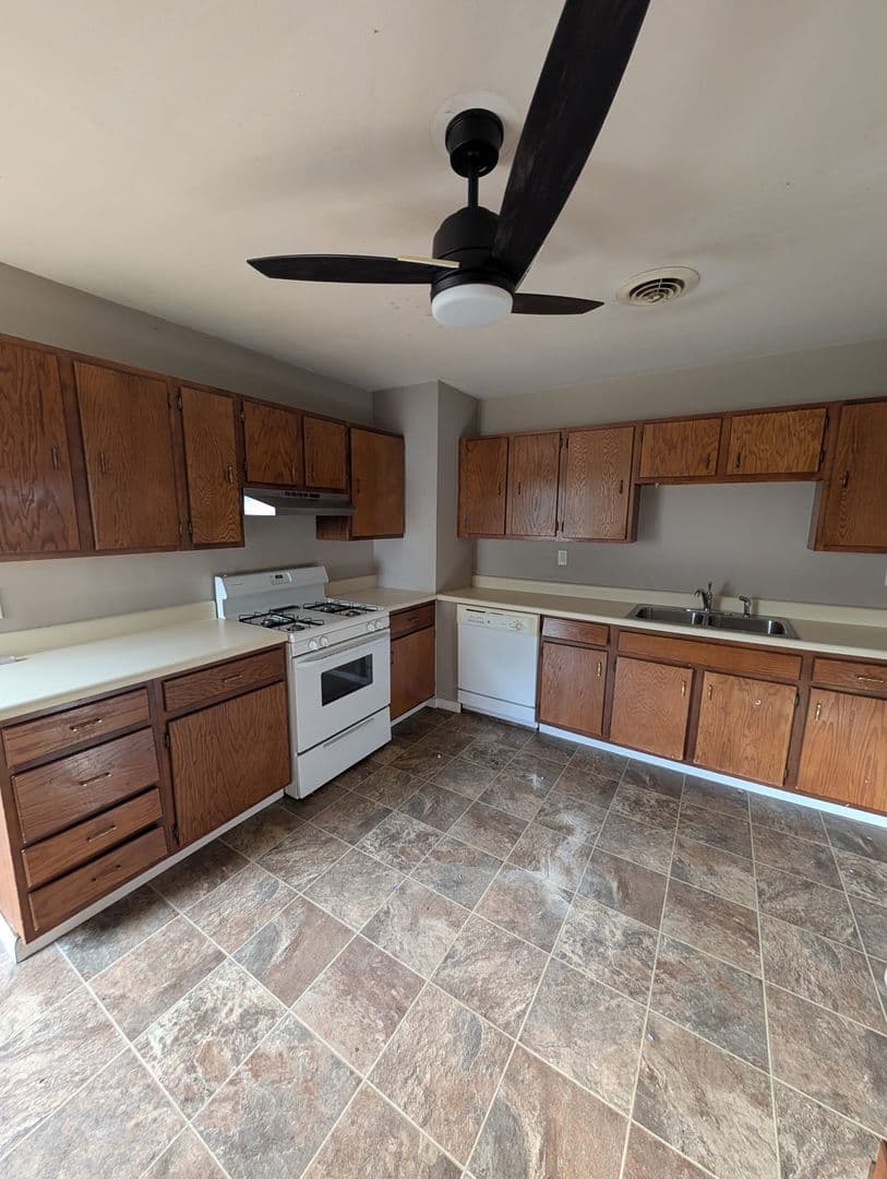 Springfield House: 7 Garnet Ct