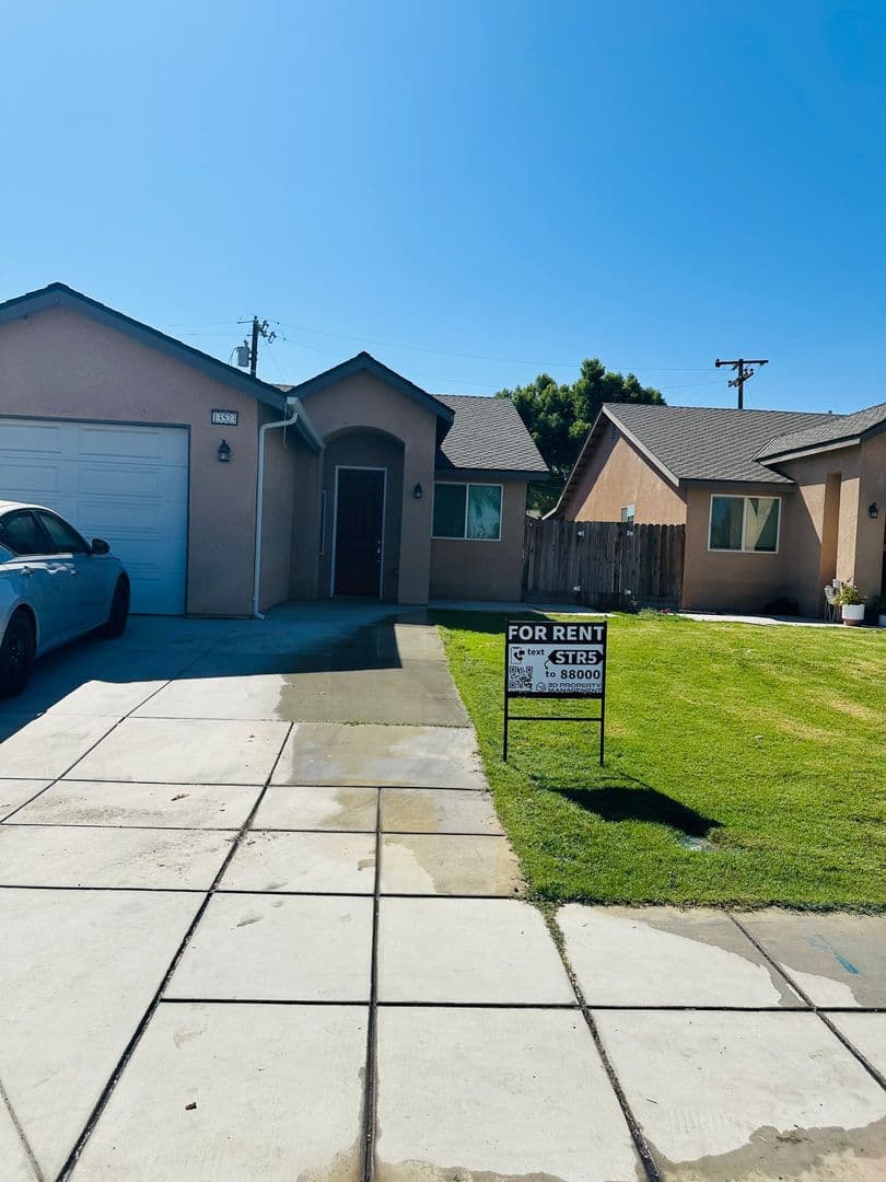 Parlier House: 13523 E Ann Ave
