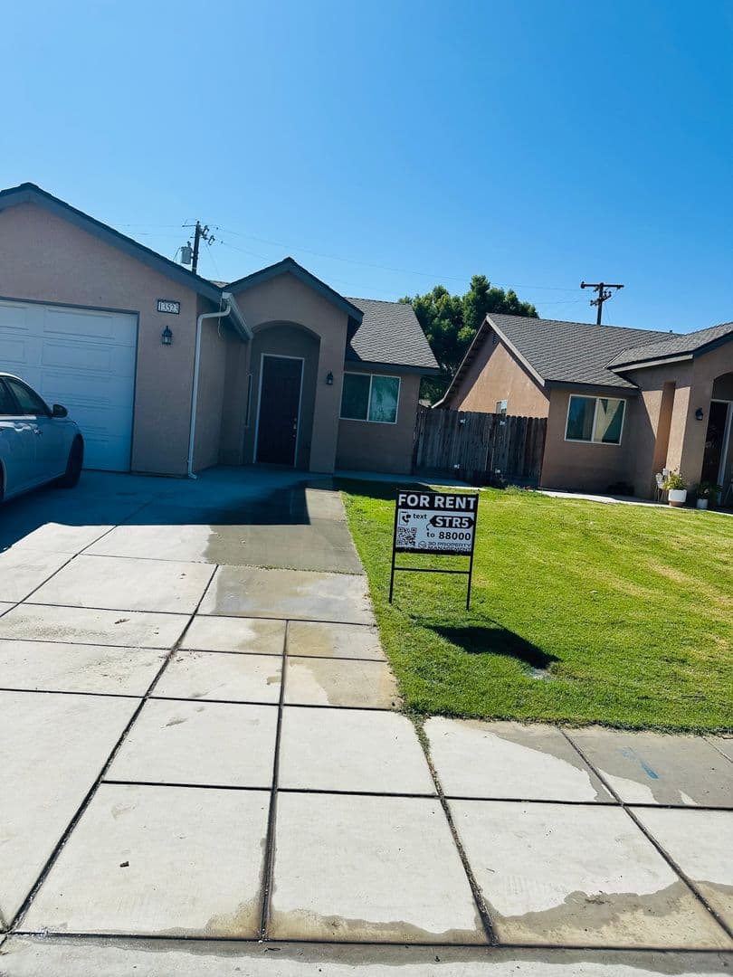 Parlier House: 13523 E Ann Ave