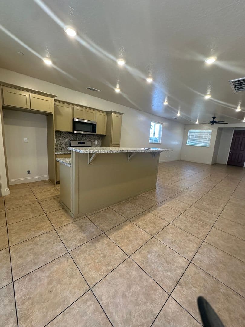 Parlier House: 13523 E Ann Ave