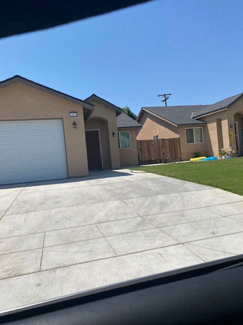 Parlier House: 13523 E Ann Ave