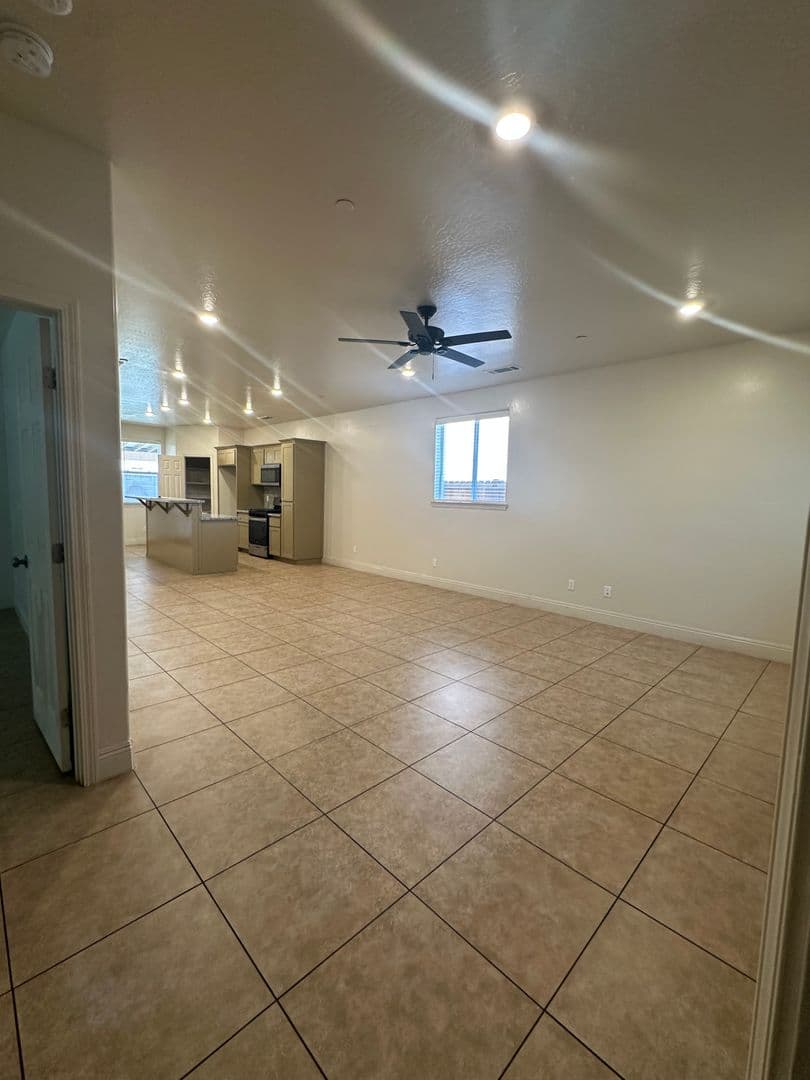 Parlier House: 13523 E Ann Ave