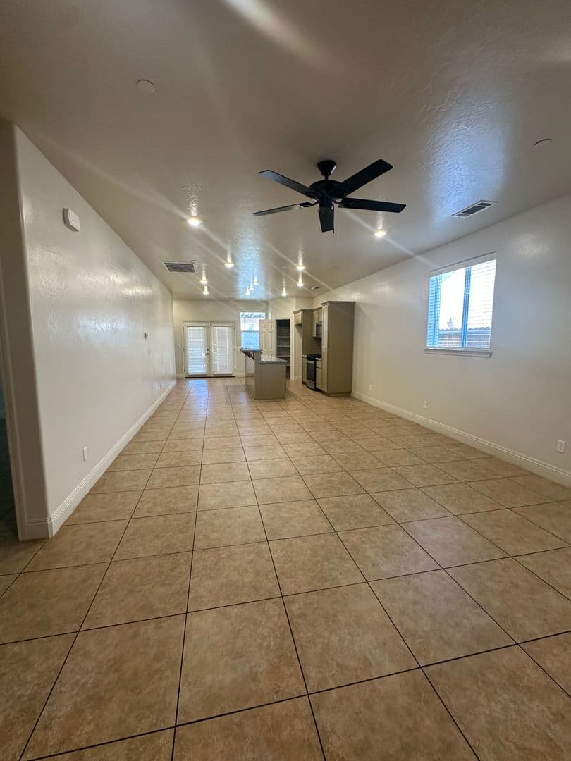 Parlier House: 13523 E Ann Ave