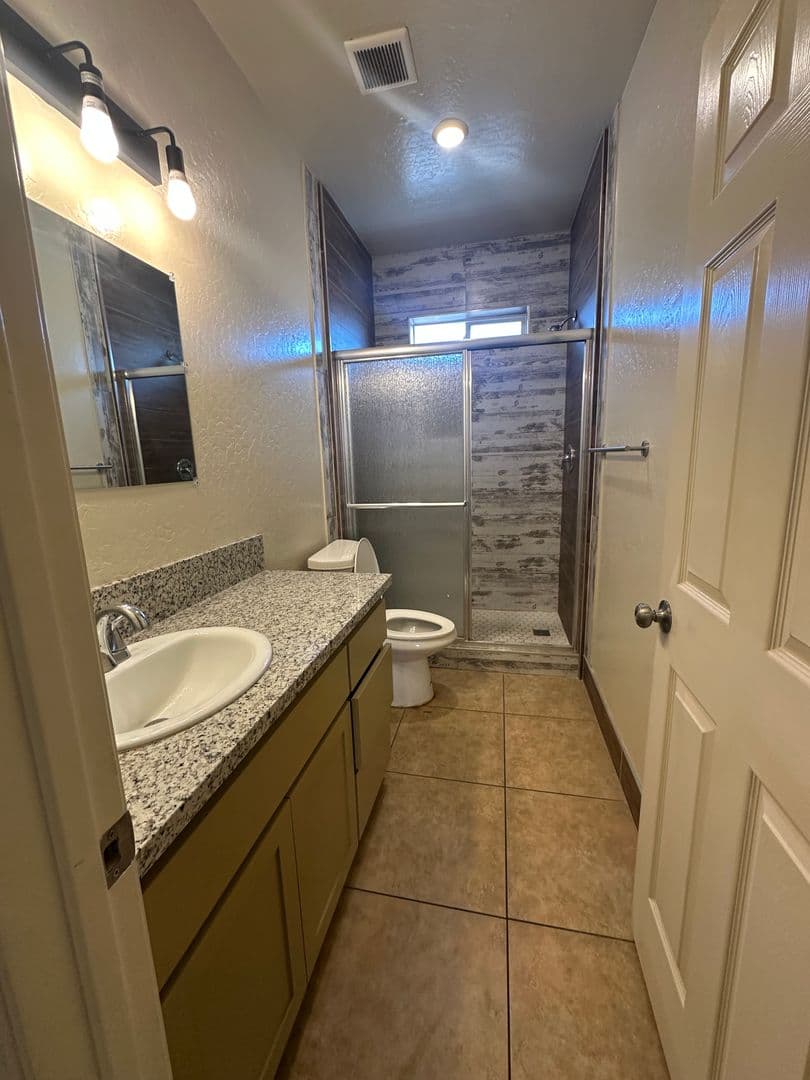 Parlier House: 13523 E Ann Ave