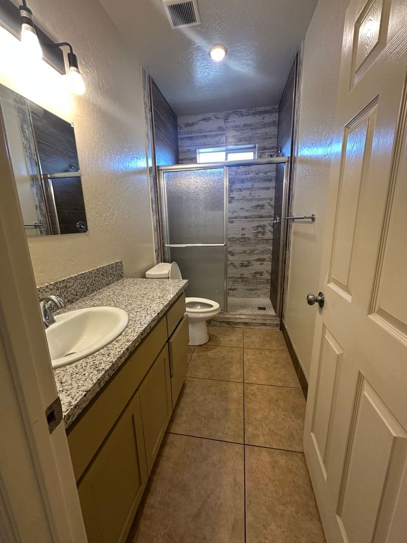 Parlier House: 13523 E Ann Ave