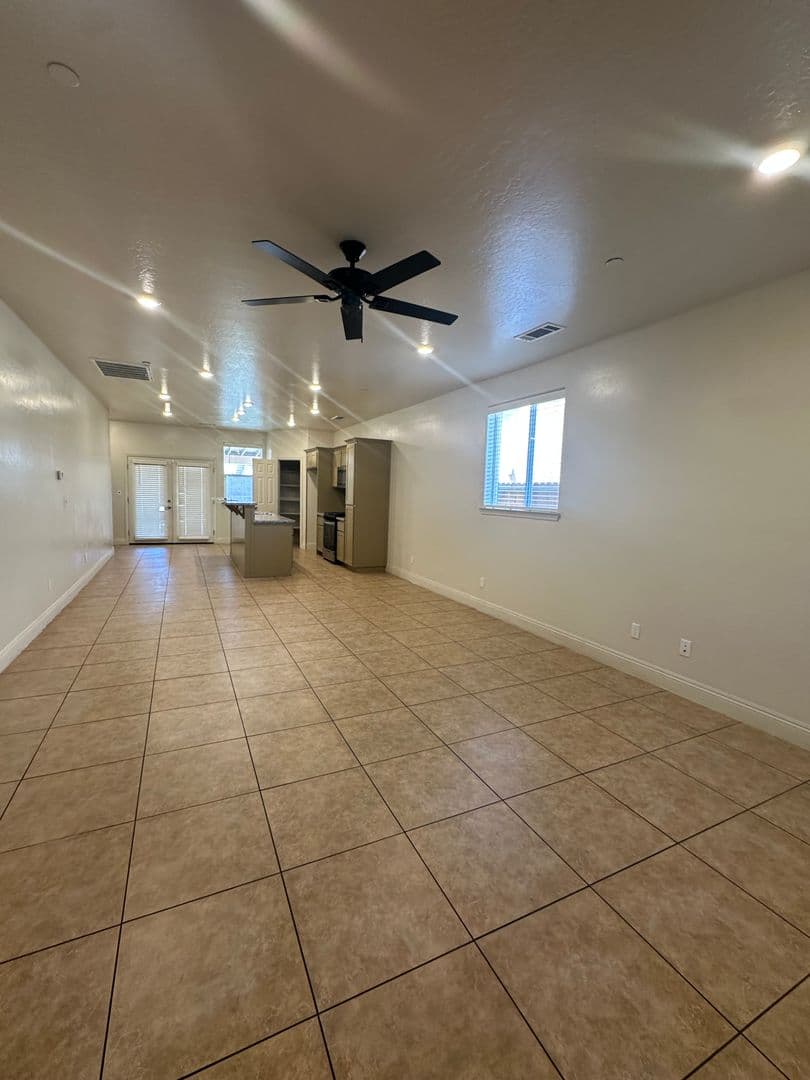 Parlier House: 13523 E Ann Ave