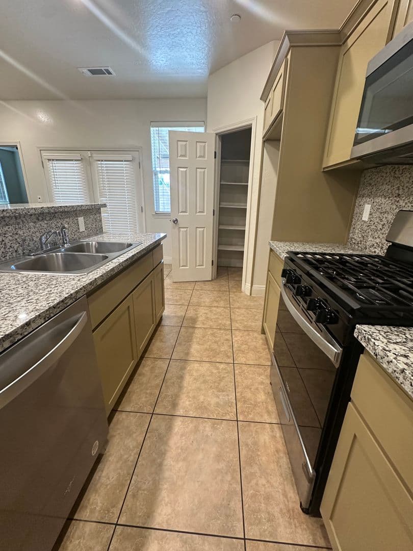 Parlier House: 13523 E Ann Ave