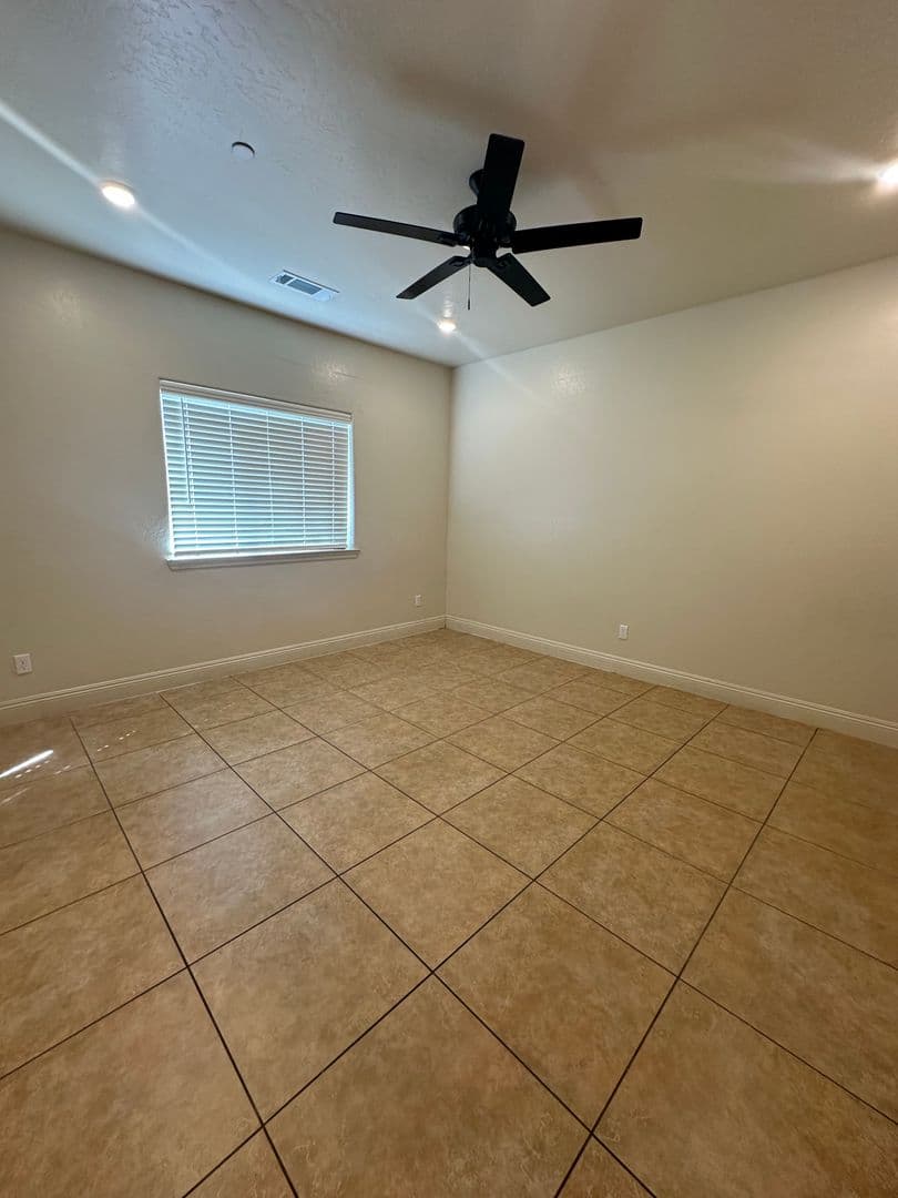 Parlier House: 13523 E Ann Ave