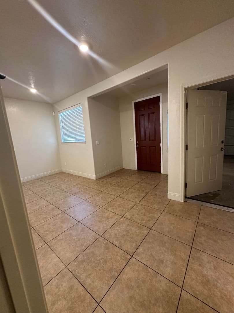 Parlier House: 13523 E Ann Ave