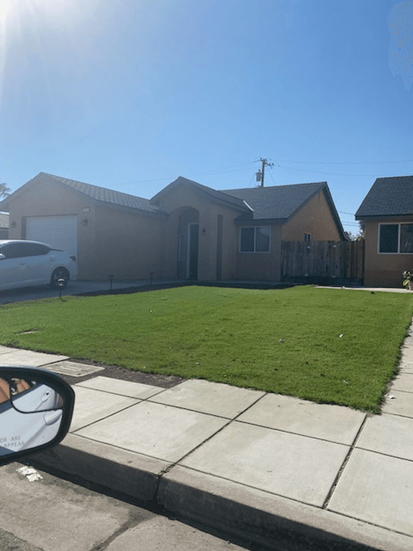 Parlier House: 13523 E Ann Ave