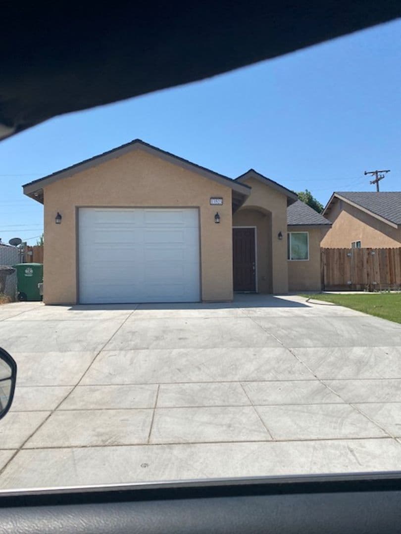 Parlier House: 13523 E Ann Ave