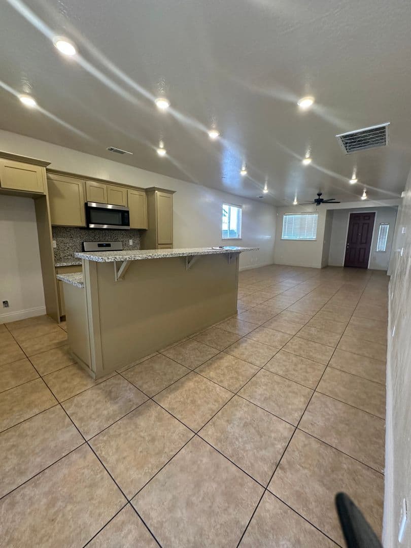 Parlier House: 13523 E Ann Ave