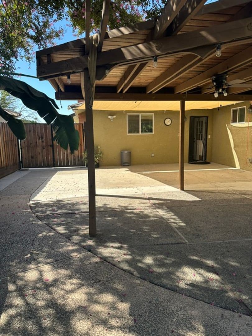 Fresno House: 5763 E Tarpey Dr