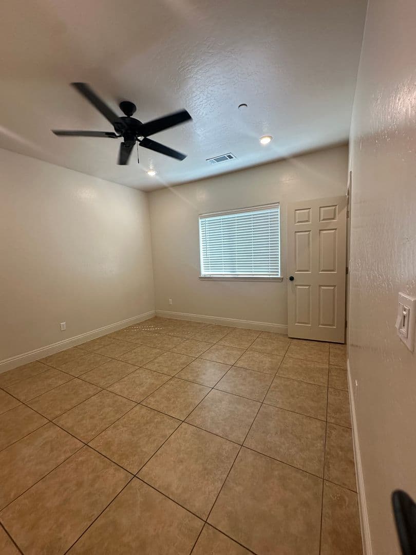 Parlier House: 13523 E Ann Ave