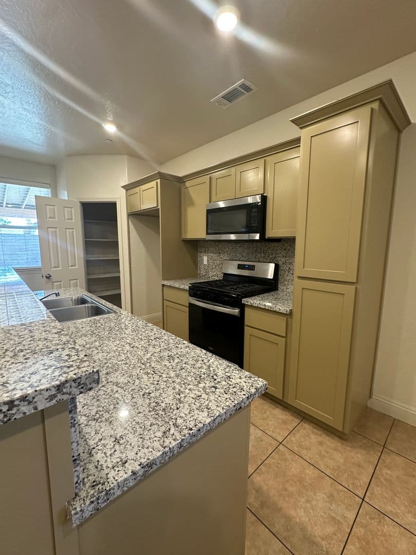 Parlier House: 13523 E Ann Ave