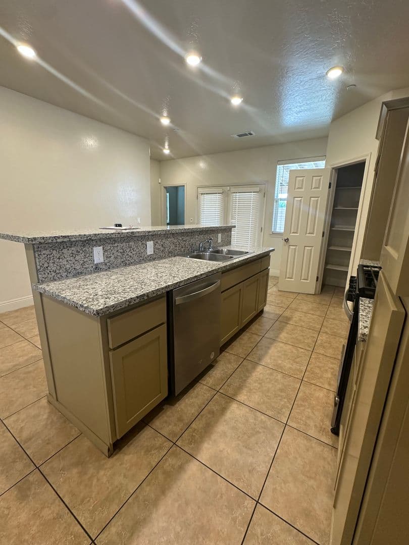Parlier House: 13523 E Ann Ave
