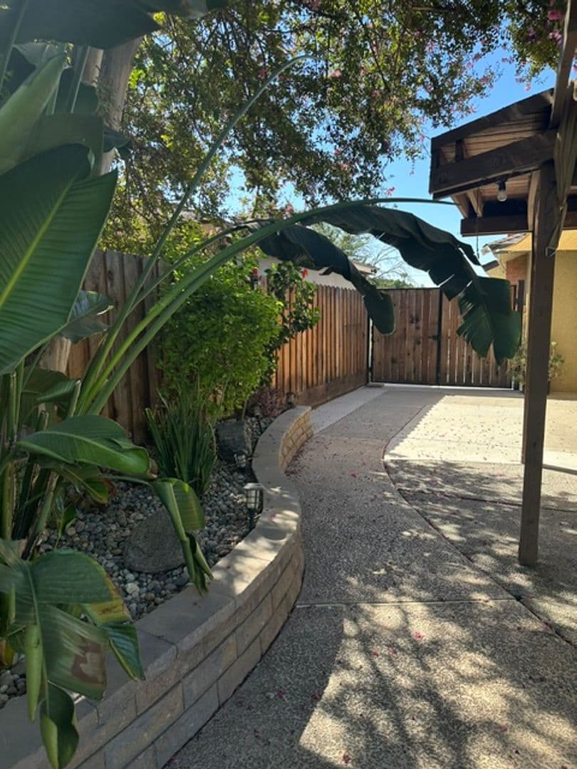 Fresno House: 5763 E Tarpey Dr