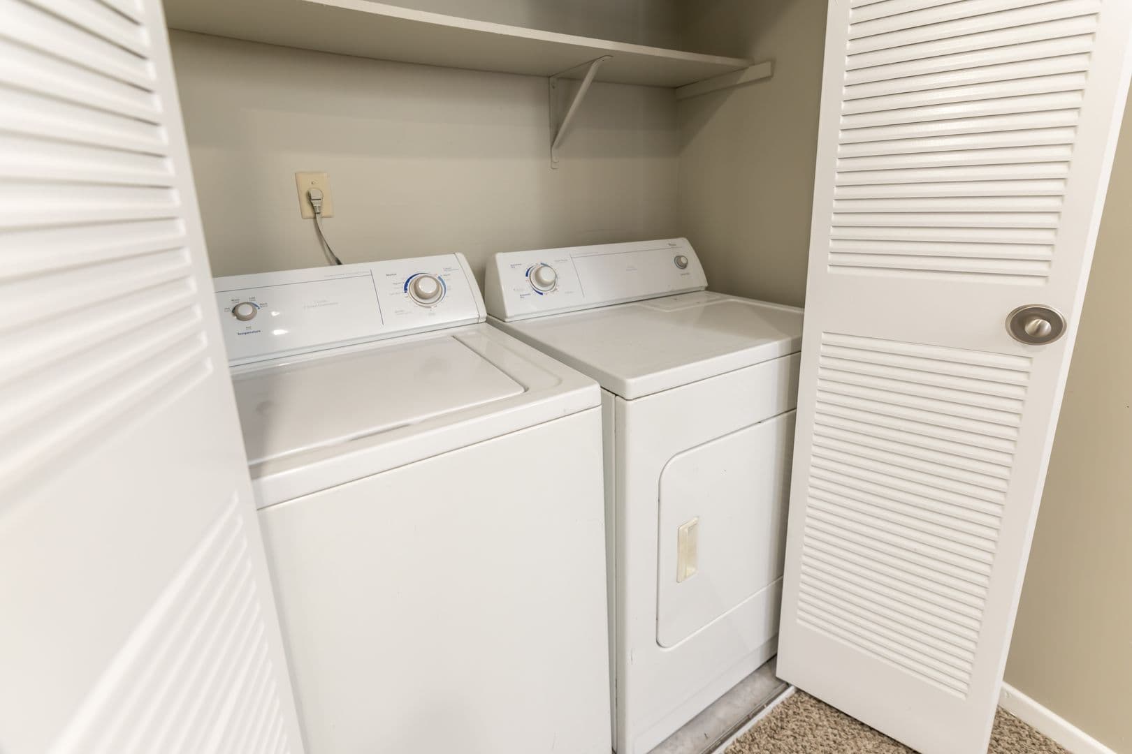 Memphis Apartment: 1867 Poplar Pines Dr
